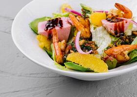 vers zeevruchten salade met citrus fruit foto