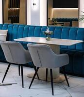 elegant modern cafe interieur met luxueus decor foto