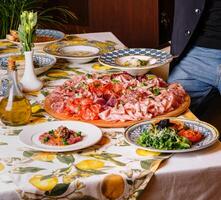 Mens genieten van een feest van Italiaans gerechten foto
