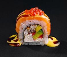 voortreffelijk sushi rollen met Zalm en kaviaar foto