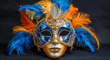 blauw masker met oranje en geel veren foto