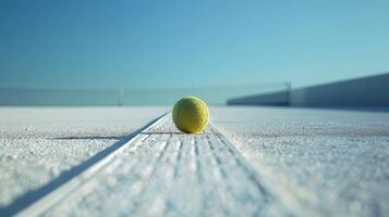 tennis bal Aan rand van tennis rechtbank foto