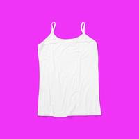 top-up weergave witte tank top geïsoleerd op paarse achtergrond. geschikt voor uw ontwerpproject. foto