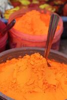 kleurrijk poeders naar maken mandala's Aan de straten, gebruik voor tikka, hallo, en veel andere Hindi evenementen foto