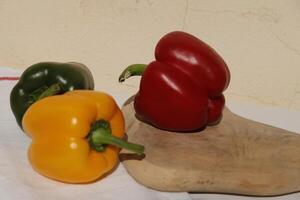 drie kleuren klok peper, rood, groente, geel foto
