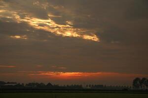 zonsondergang in de nederland, wolken, kleuren foto