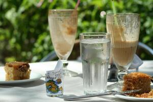 drinken ijs koffie met baklava taart foto