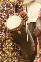 spelen drums Bij festival in Benin foto