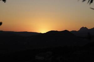 zonsopkomst in de bergen van Spanje foto