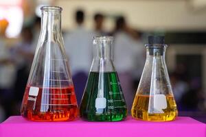 erlenmeyer fles is een wetenschappelijk instrument gebruikt in laboratoria. geschikt voor menging vloeistoffen of toevoegen een oplossing gemaakt van glas, bekwaam naar weerstaan warmte goed. foto