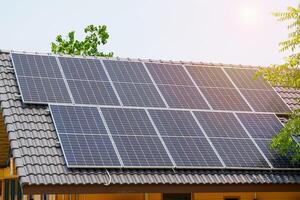 zonne- dak systeem in een gebouw dat installeert zonne- panelen Aan de dak van de gebouw. naar genereren elektriciteit, welke zullen opslaan elektriciteit en verminderen globaal opwarming. foto