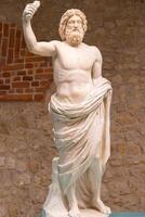 oude Romeins marmeren standbeeld. antiek beeldhouwwerk. hoog kwaliteit foto