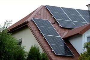 installeren een zonne- cel Aan een dak. foto