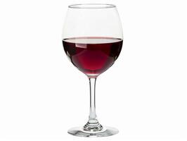 elegant glas van rood wijn geïsoleerd Aan wit achtergrond foto