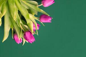 boeket van mooi tulpen Aan houten achtergrond. tulpen Aan oud borden foto