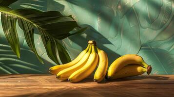 rijp bananen Aan een houten oppervlak, tropisch achtergrond. foto
