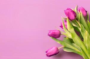 boeket van mooi tulpen Aan houten achtergrond. tulpen Aan oud borden foto