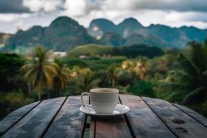 bruin houten tafel met wazig tropisch berg landschap foto