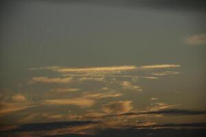 zonsondergang in de nederland, wolken, kleuren foto