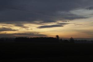 bewolkt zonsopkomst in de Nederland foto