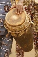 spelen drums in Benin foto