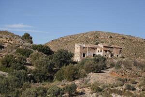 ruïneren van een huis in de bergen van Spanje foto