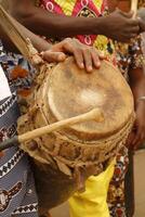 spelen drums Bij festival in Benin foto