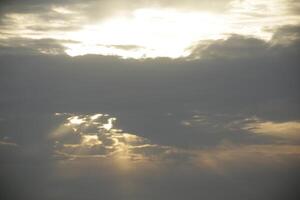 zonsondergang in de nederland, wolken, kleuren foto