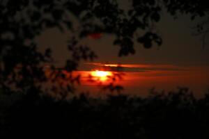zonsondergang in de nederland, wolken, kleuren foto