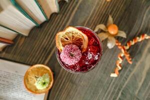 verfrissend drinken met sinaasappels en Open boek Aan tafel foto