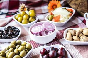 geassorteerd voedsel kommen Aan tafel foto