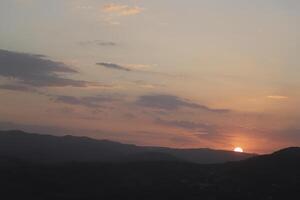 zonsondergang achter de bergen, Spanje foto