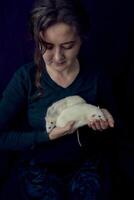 een albino standaard- Rat en albino standaard- Rat knuffels met zij eigenaar foto