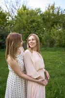 twee Dames knuffel en houding tegen de achtergrond van natuur foto