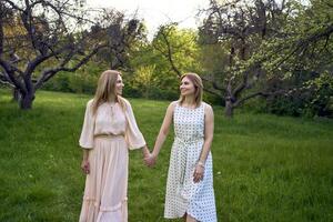 twee Dames knuffel en houding tegen de achtergrond van natuur foto