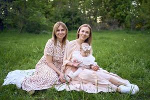 moeders met hun klein baby Aan een picknick foto