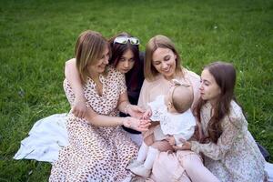 meisjes picknick, iedereen in pastel jurken behalve voor een tiener- meisje in zwart, wie was met geweld gesleept naar de picknick foto