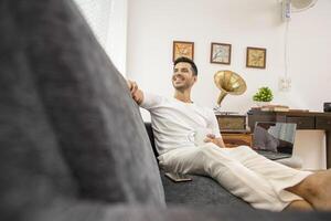 knap elegant Mens drinken koffie terwijl nemen breken van werk in huis kantoor foto