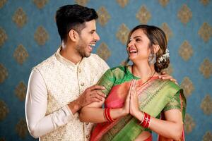glimlachen Indië schattig paar in etnisch slijtage op zoek Bij elk andere foto