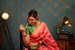 Indisch model- foto poseren terwijl gezeten Aan een stoel gedurende de diwali festival