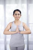 sportief dame in namaste yoga houding foto