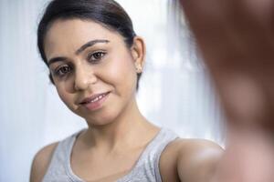 glimlachen vrouw nemen selfie foto