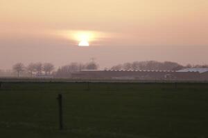 kleurrijk zonsondergang in de Nederland foto