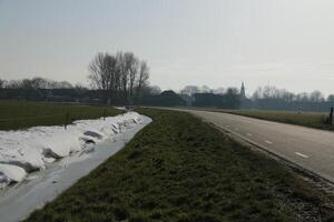 smelten sneeuw in Nederlands landschap foto