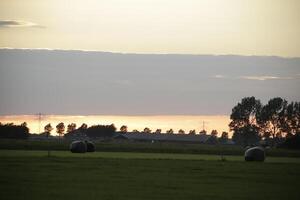 zonsondergang in de nederland, wolken, kleuren foto