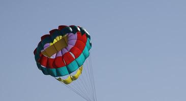 parachute bovenstaand de zee foto