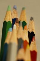 kleurrijk potloden in dichtbij omhoog foto