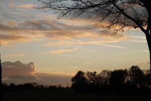 zonsondergang in de nederland, wolken, kleuren foto