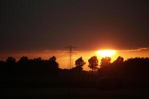 zonsondergang in de nederland, wolken, kleuren foto