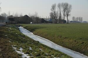 smelten sneeuw in Nederlands landschap foto